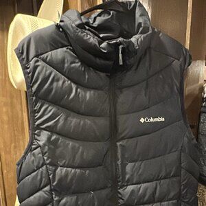 Columbia Puffer Vest - Large